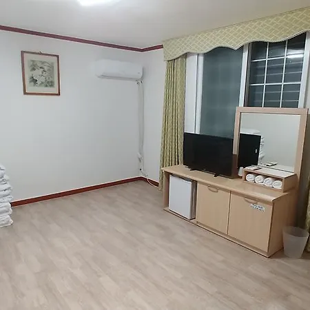 The Red House Motel Sokcho Exterior photo
