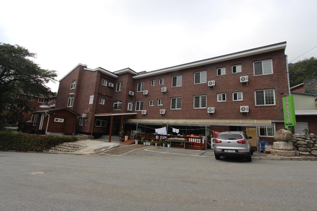 The Red House Motel Sokcho
